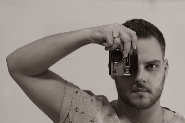 カメラを持つ男性